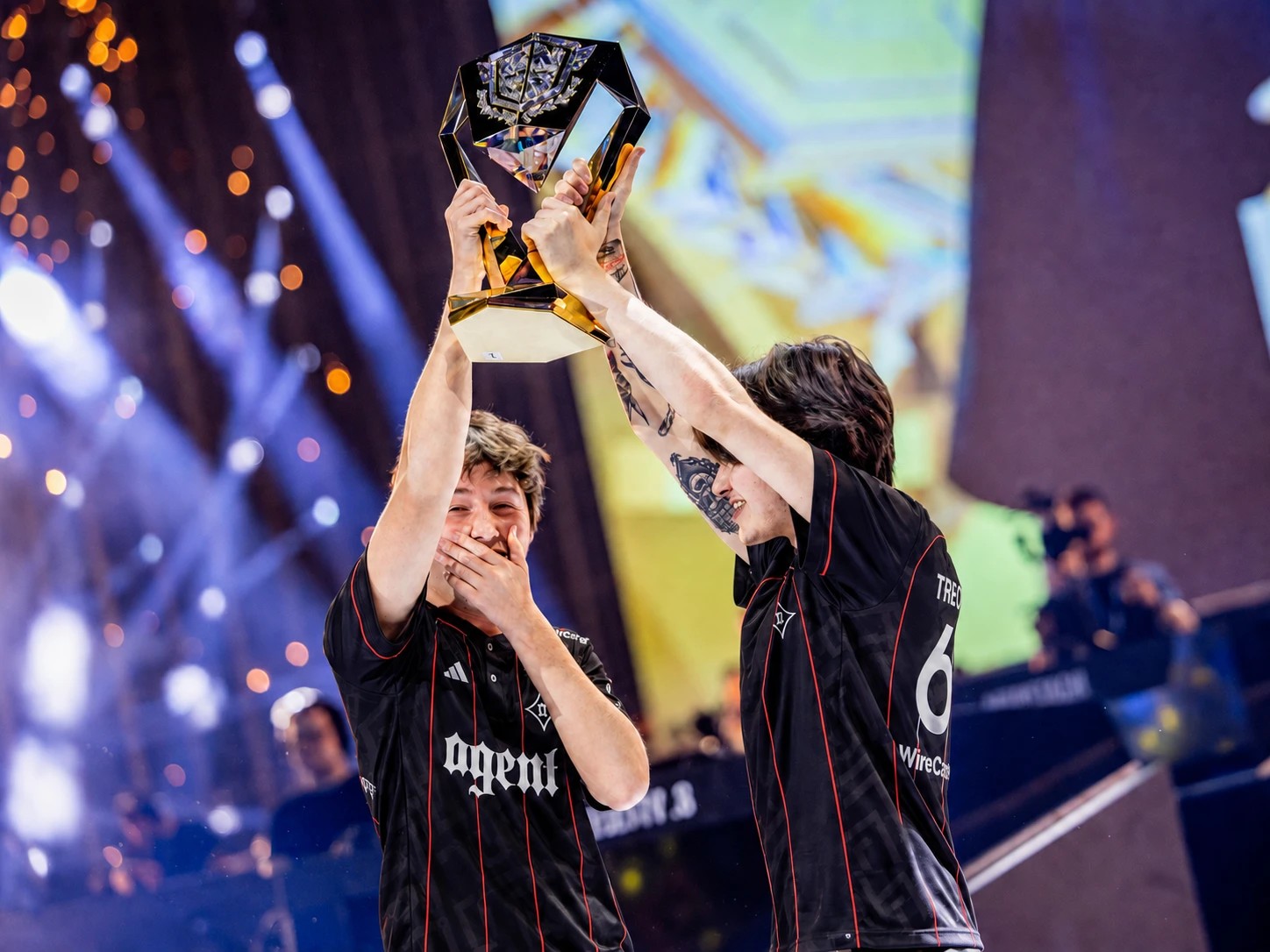 Agent players lifting a world championship trophy in Agent kit